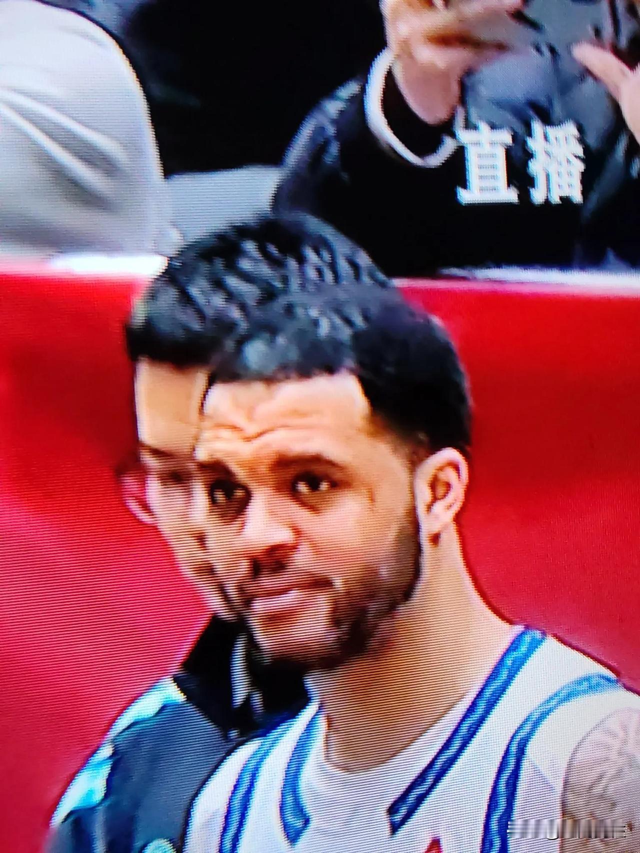 青岛男篮87比76赢浙江稠州，刘维伟完胜法莱卡斯，青岛队三人表现出色，韦瑟斯庞2