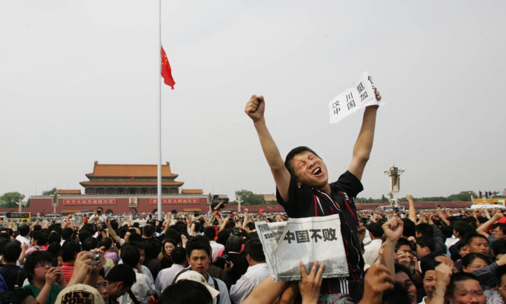 2008年5月19日，北京天安门广场上的民众为地震遇难者默哀，一位来自四川的男子