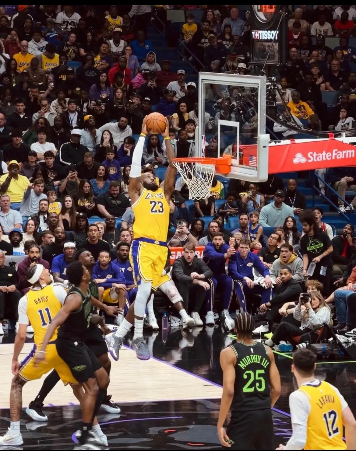 41岁的勒布朗弹跳能力依旧接近巅峰时刻！詹姆斯教科书式赢球41岁的詹姆斯还能飞