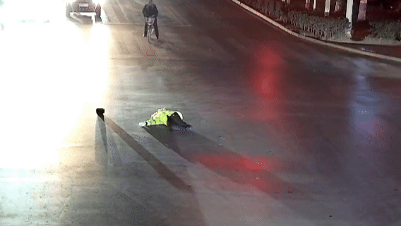 【辅警执勤晕倒群众四面八方奔来】近日，伽师县广场南路十字路口的暖心一幕在全网刷屏