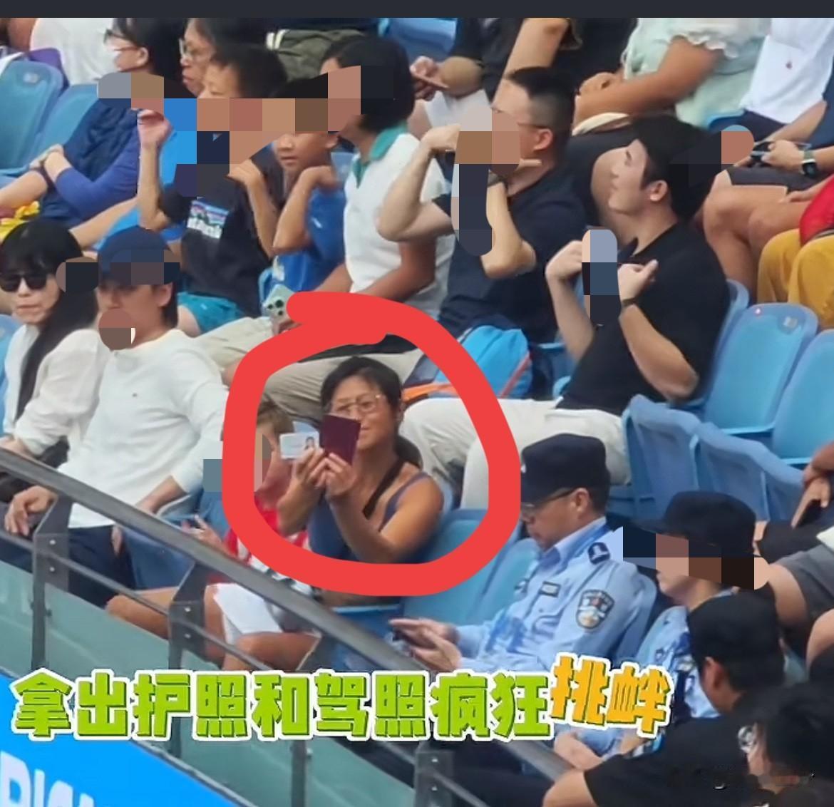 上海网球大师赛如期在上海举行，
却出现恶心的一幕，
一女子手持绿卡，嚣张挑衅警察