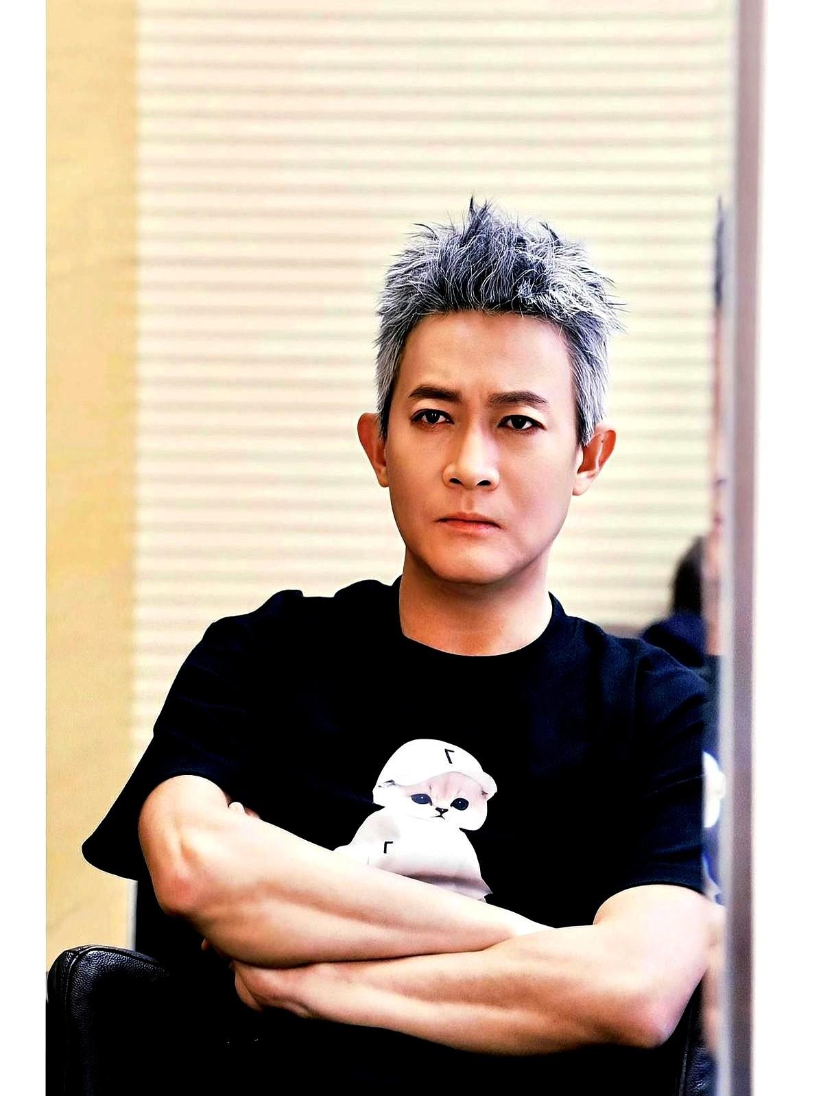 最近总有人说杨志刚是“靠哥吃饭”的资源咖？连迟到都被导演哥哥追着打，这资源也太“