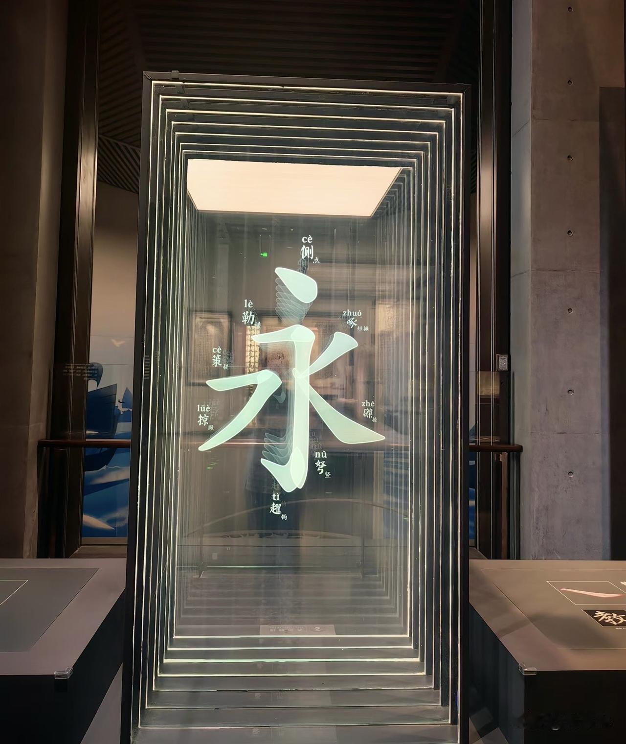 真心话茶局闲暇之余看看书练练字，汉字本身就自带美感，横竖撇捺排布讲究，藏着气韵与