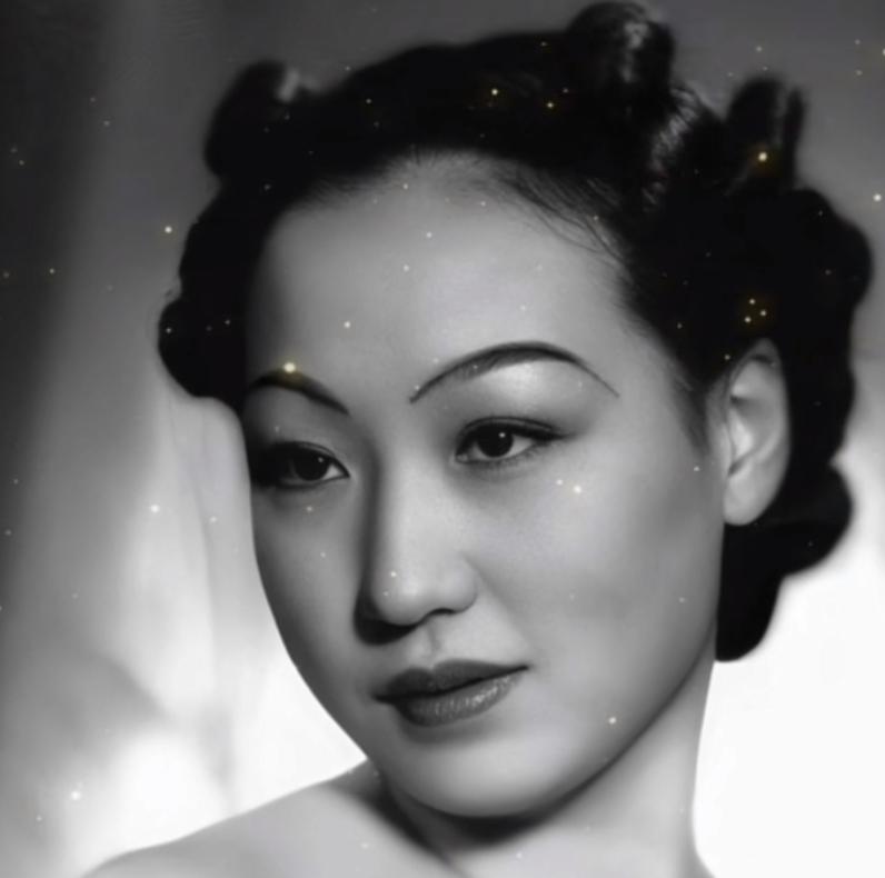 1941年，上海百乐门最红的舞女李丽公然挽着日军大佐的手臂招摇过市，被骂作"公共