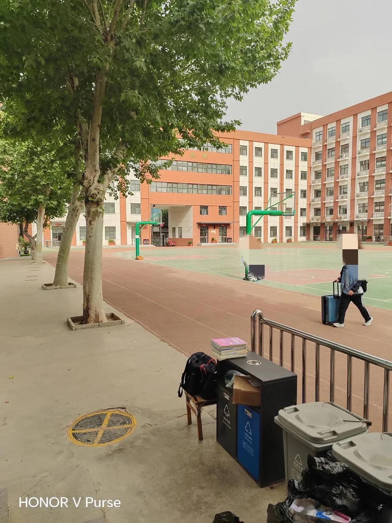 今天下午5点参加高一儿子的家长会，进学校时，风和日丽，太阳高照，6点左右突然大风