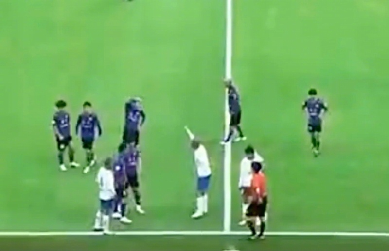 【#川超达州队主教练推搡裁判员#，队员辱骂第四官员！多人被处罚】4月14日，南都