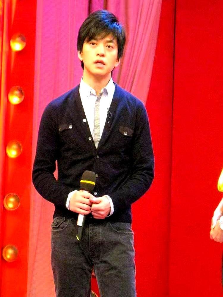 真正的狠人，从不把“基因传承”当成人生必答题。
 
在名利场浸泡多年，李健活成了