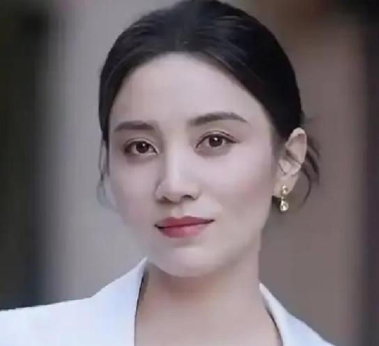 宋佳成家之后，连续四十天没踏进过家门一步。老公王伟不仅没跟她急，还提着一兜子东北