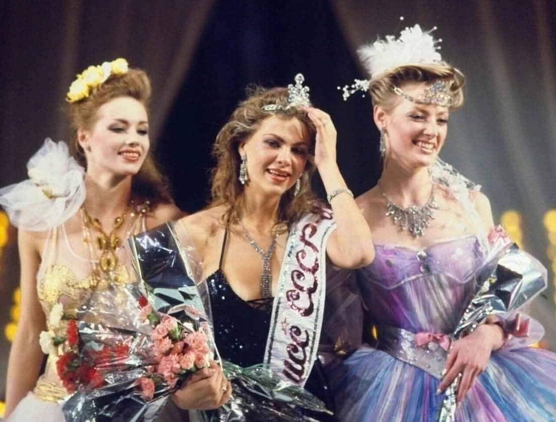 1989 年，尤利娅・苏哈诺娃拿下首届 “苏联小姐” 桂冠，成为第一位苏联选美冠