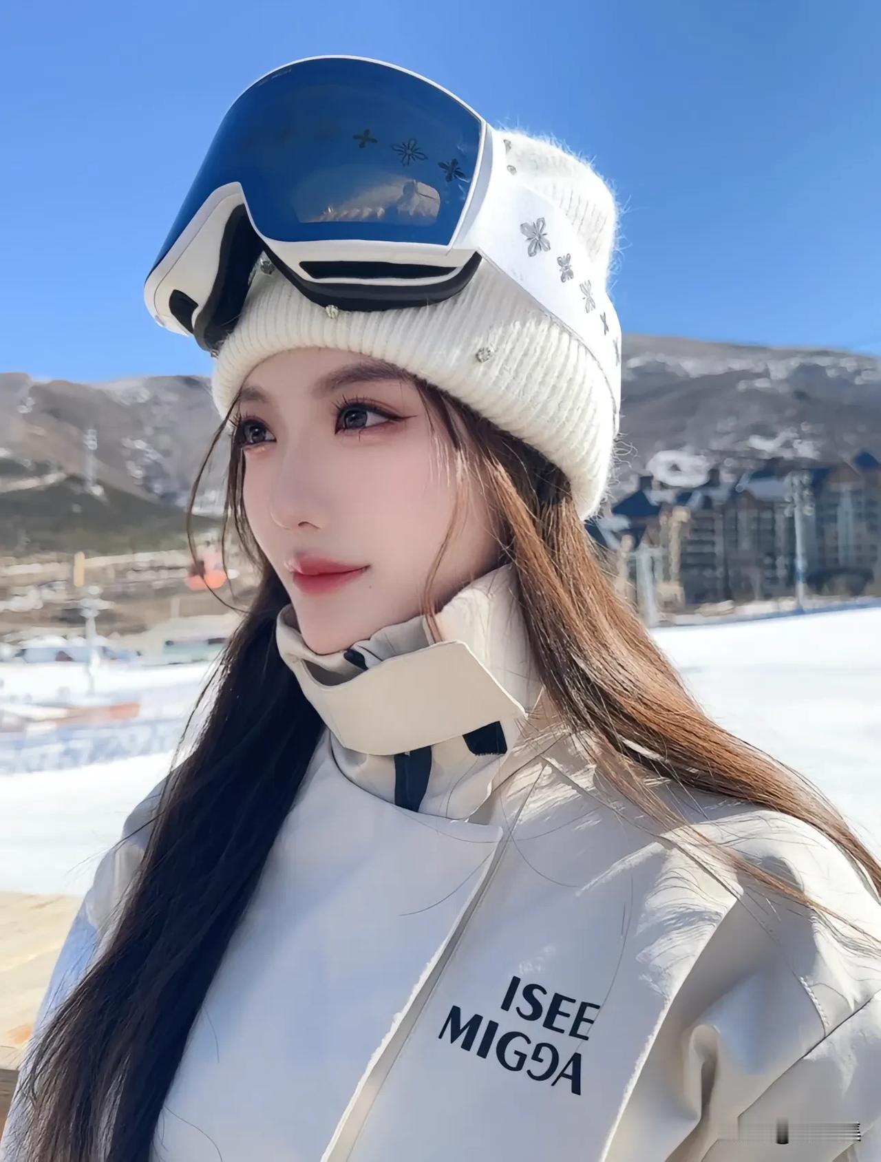 滑雪女孩在阳光明媚的山上。