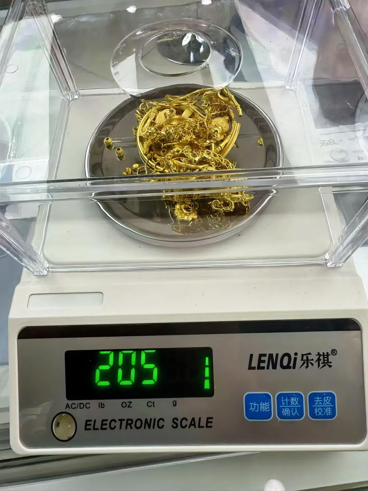 今天金价让人发愣
前天1008
昨天跌了12
今天又跌了18
好多人跟风进场
现