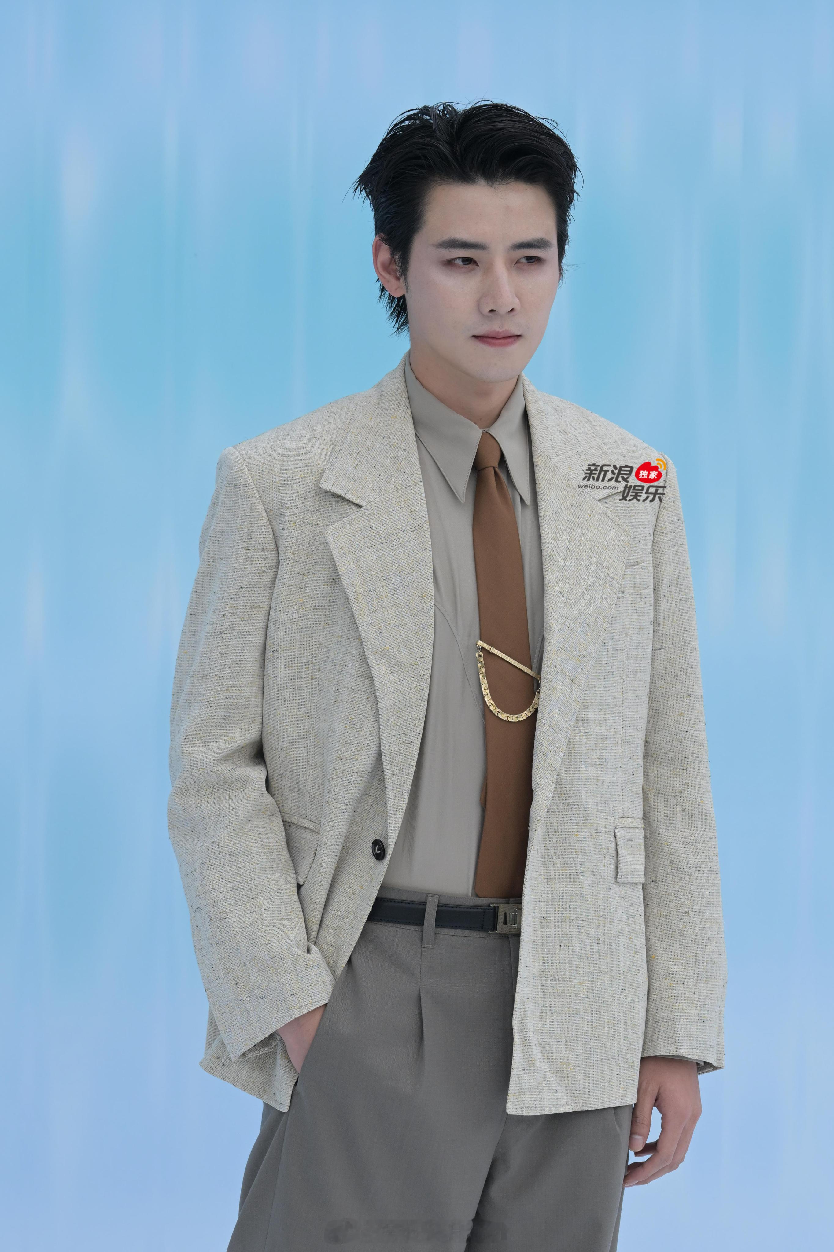 任豪这是穿的啥 有种老干部的感觉[doge] ​​​