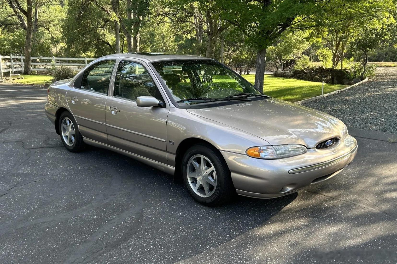 1995 Ford Contour SE。这算是蒙迪欧在北美的名字？这仨连杆麦弗