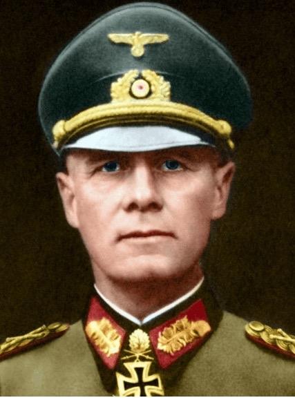 作为二战的罪魁祸首，他主导的种族灭绝和侵略战争造成数千万人丧生，罪行远超东条英机