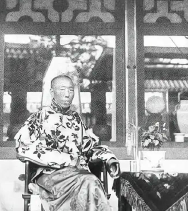 慈禧死后，李莲英怎么全身而退？

1908年11月，晚清宫里像被连着敲了两记闷雷