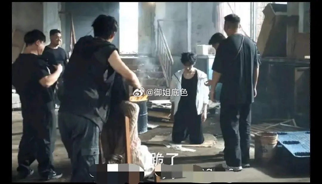 炽夏这剧太癫了，男主被小混混逼得下跪还得有纸皮箱子垫着才跪，一点脏都受不了。 