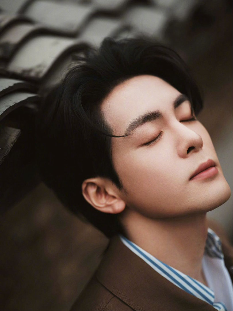 曾舜晞32秒怼脸拍曾舜晞领口开好大 循环播放不是因为内容多丰富，是因为每一帧都想