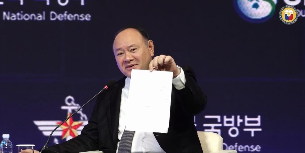 香格里拉对话会上，菲律宾防长发表涉华错误言论，被中方学者当场提问质疑，结果情绪失