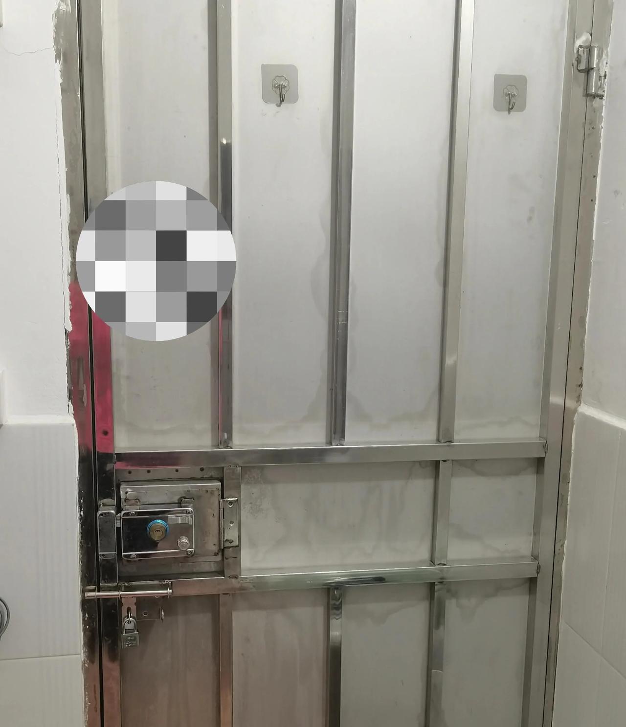 不想让房东换成木门，感觉这种门有安全感
感觉这种门对女生的安全挺友好的，有门栓可