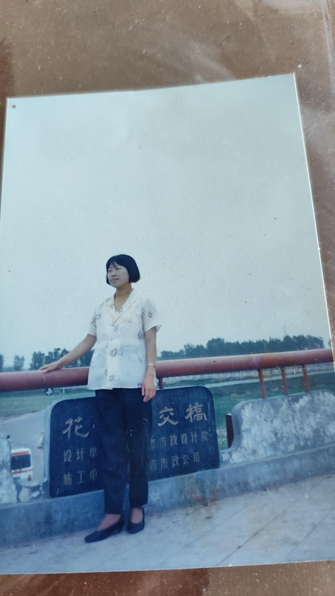 收废品时翻出一张30年前的老照片，我瞬间被触动
今天整理旧物，就在废品快要被老人