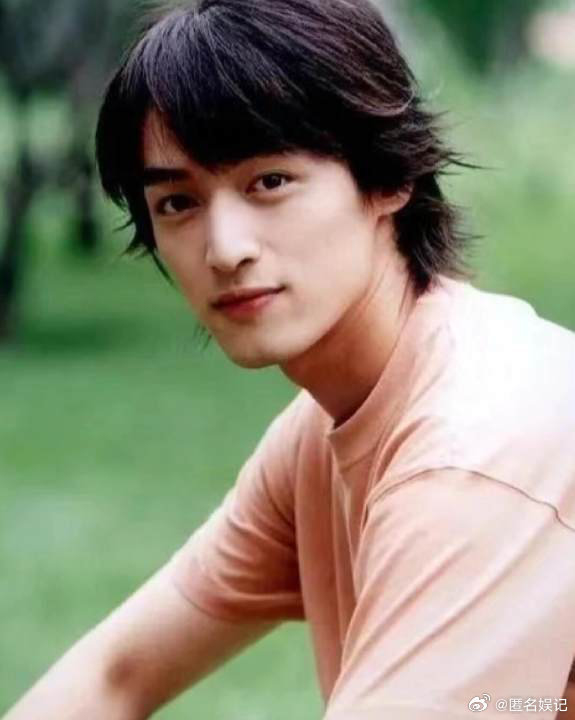 胡歌高中长这样 不多人追才怪高中就达到颜值巅峰的胡歌，清爽俊朗自带魅力，五官精致