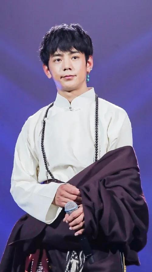 丁真与华春莹的春日之约

5月9日，丁真晒出与外交部副部长华春莹在“老山国际春茶