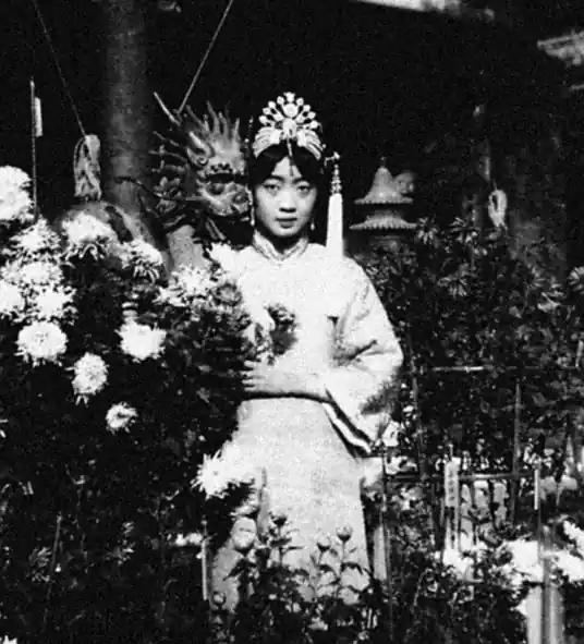 [浮云]她最后是活活臭死的。大小便失禁，躺在自己的屎尿里，浑身烂疮，41岁的女人