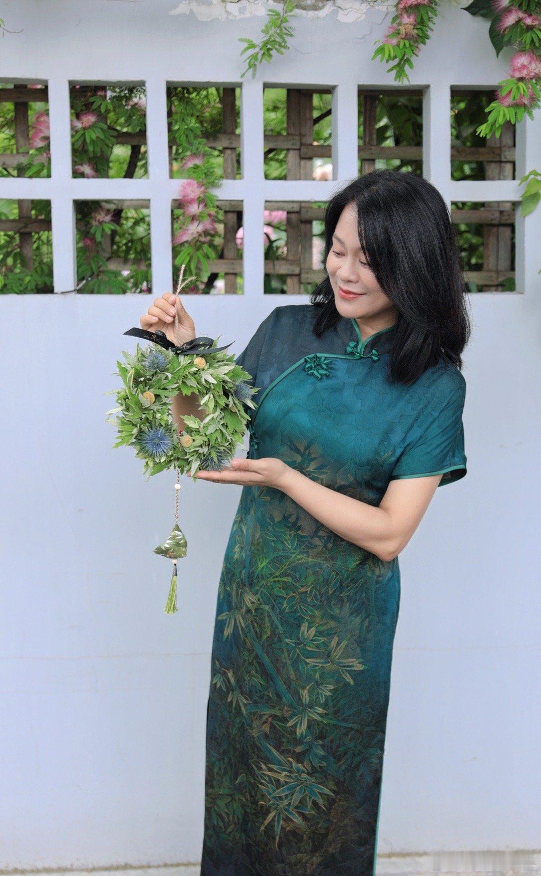 在珞家拍下周四直播的香云纱衣服，正巧老板做了艾草草环。我对吃粽子没啥兴趣，但好喜