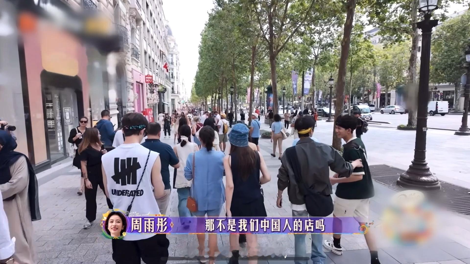 #花少团出国了但没完全出# 哟，花少团这出国，简直就是一场国货的时尚盛宴！看他们