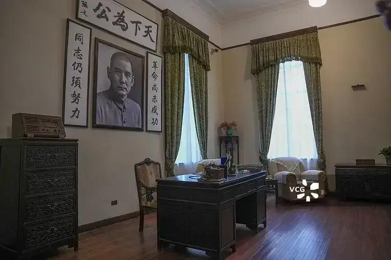 在“宋美龄宫”的蒋介石的办公室里挂有孙中山先生的照片。
        蒋介石自