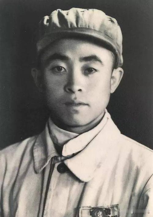 白炳武（1926—2012），辽宁新宾人，满族，全国战斗英雄、著名神炮手。出身贫
