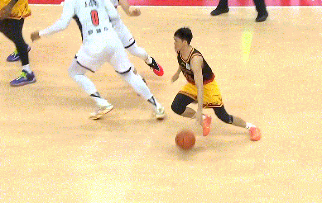 广东被江苏绝杀！其实这场比赛，广东输球一点也不冤，裁判算是给广东面子，怪广东自己