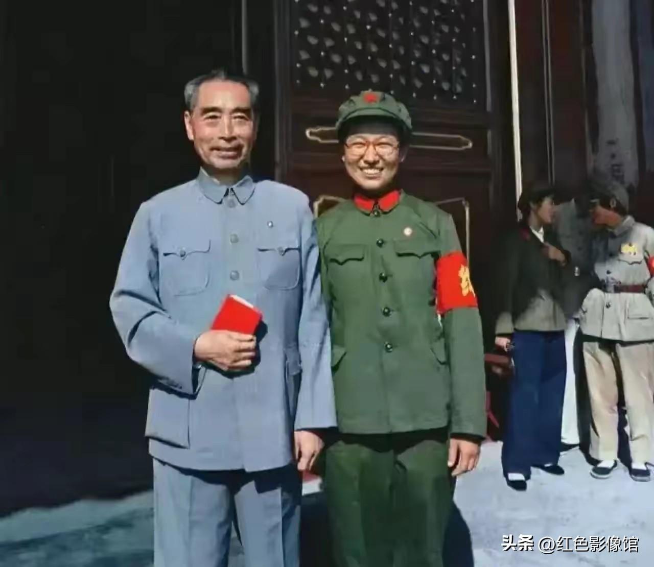 📸 两张照片简介
 
1️⃣ 上图：1966年天安门城楼，周恩来总理与李讷合影