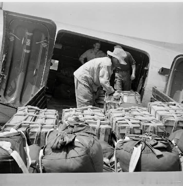 奠边府1954：准备出击的法国伞兵和准备空投的补给。图7-9可见配合对地打击的美