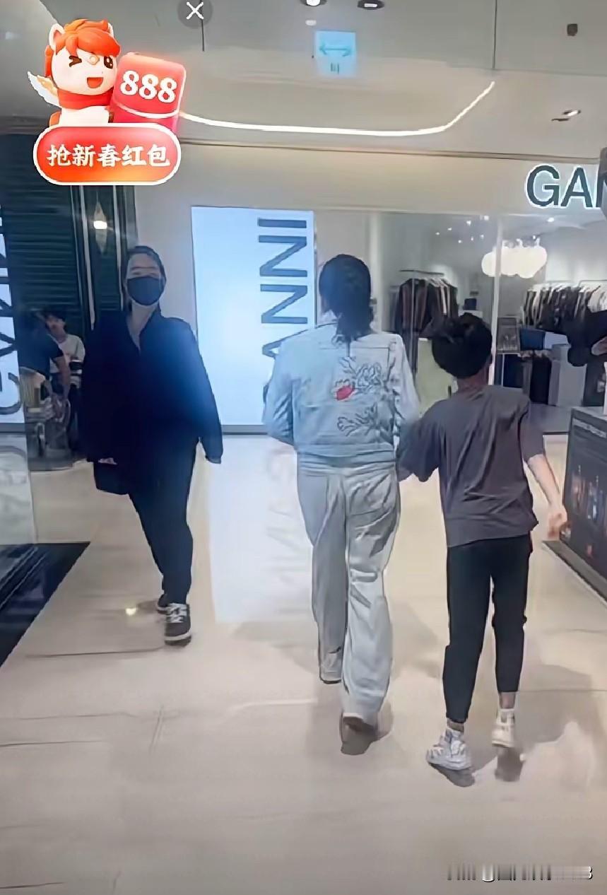 张兰和汪大爷一起到了湾湾。张兰直播时说住进了酒店。对此一些网友提出疑问。为什么不