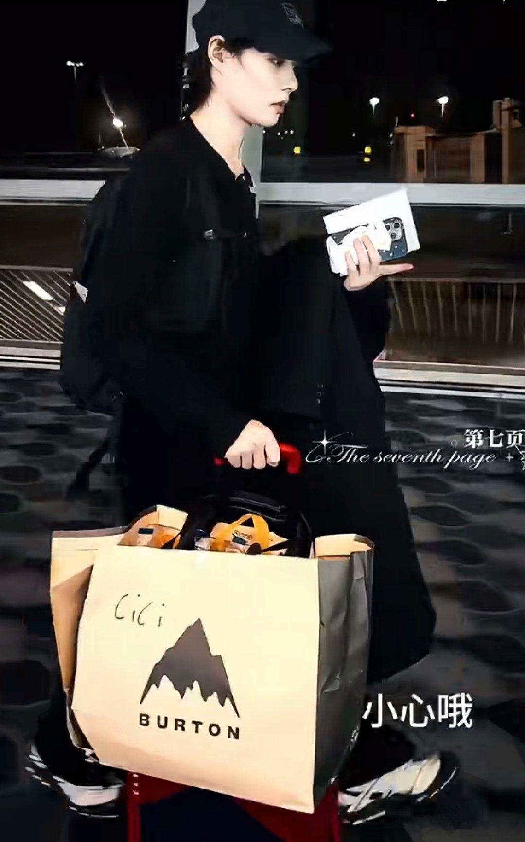 柯淳 瘦了是不是上镜好看一点 机场被夸戴帽子好看秒变开心小狗，主动追问的样子又害