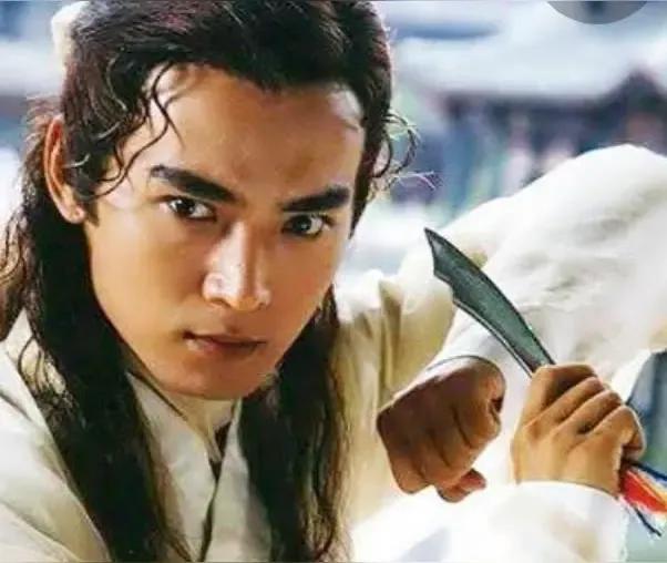 焦恩俊是公认的古装美男子，长相大气，高鼻梁，浓眉大眼，国字脸，五官都是完美的。