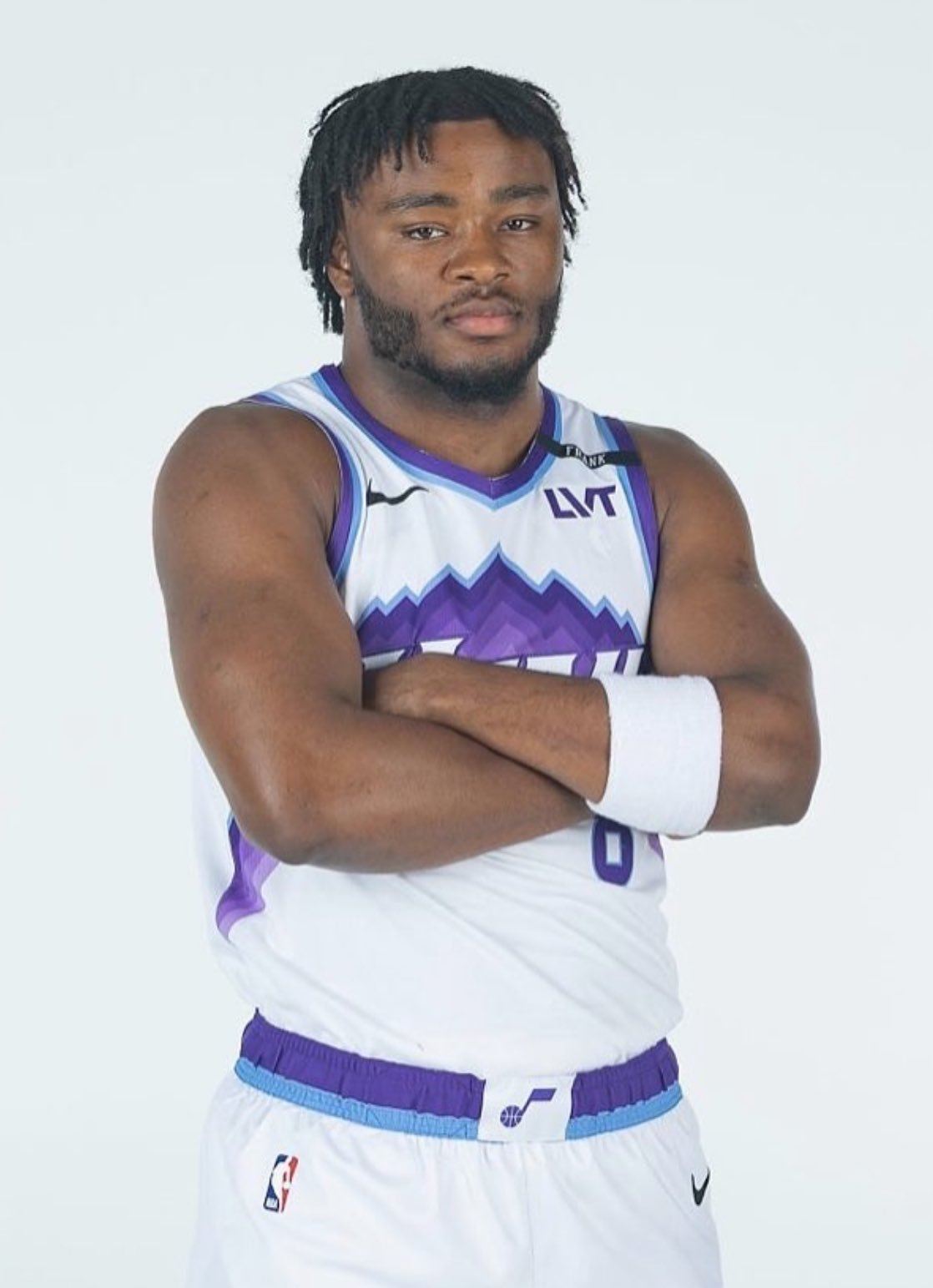 爵士大交易后阵容不整，今天正方形战士21岁的科利尔，不仅熬走了竞争对手克莱顿，出