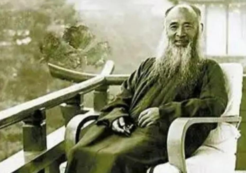 1945年，北京，张大千怀揣500两黄金要购买一座王 府。谁知，他却拐进一家古玩