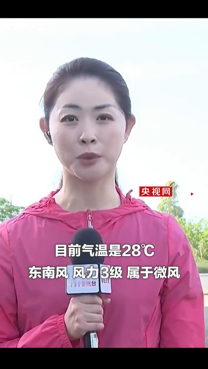 天舟十号船箭组合体正在进行垂直转运。
央视网。
今天(5月8日)是一个大晴天，蓝