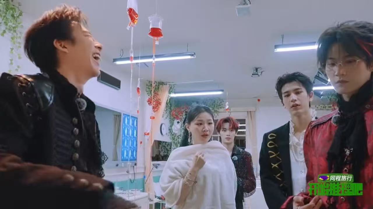 刘宇宁被章若楠可爱到了刘宇宁看章若楠的表情开始推理吧观察刘宇宁看向章若楠时的神情