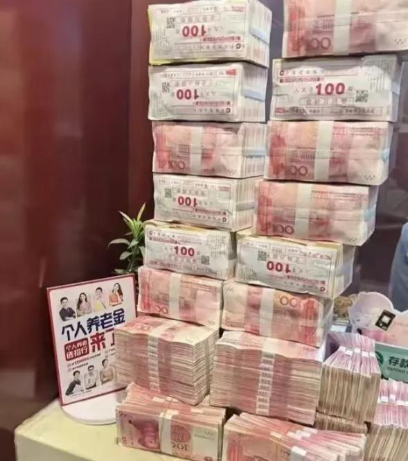 昆明一女子打扫屋子时，发现丈夫藏在衣柜里的26万现金 她就把这些昆明一女子打扫屋