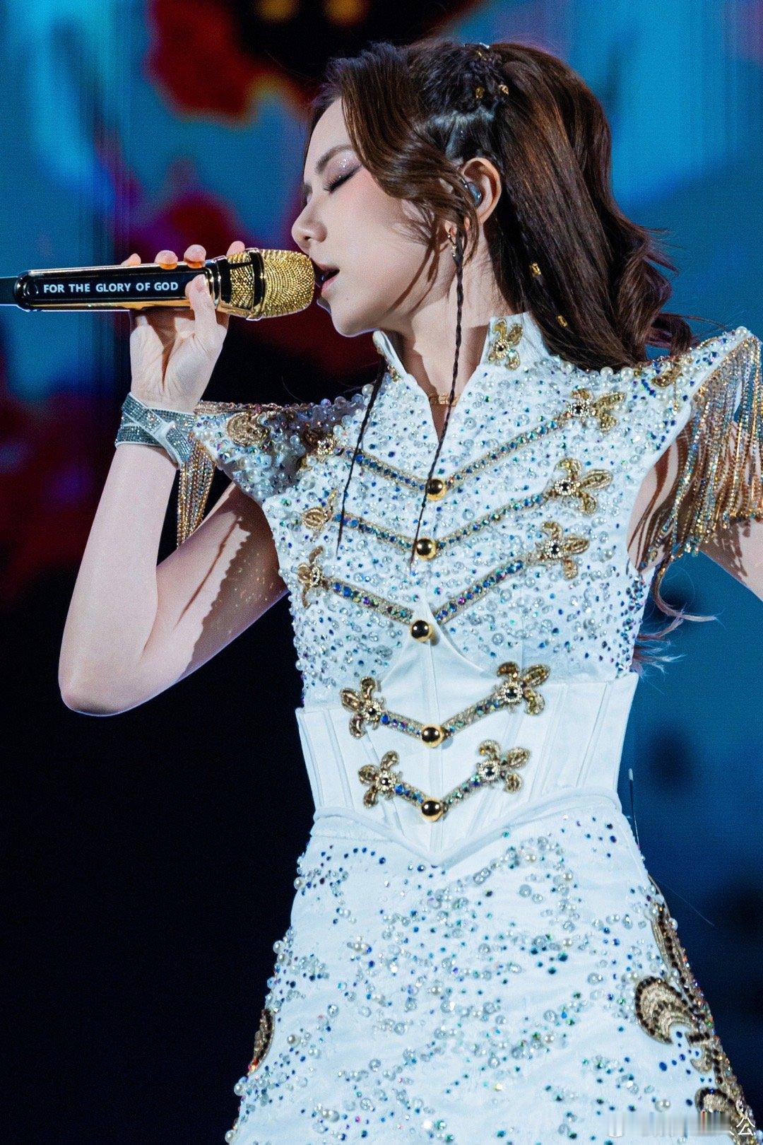 邓紫棋港乐最新live  这一次湛江站的朋友们幸福了，竟然能够有机会现场听到邓紫