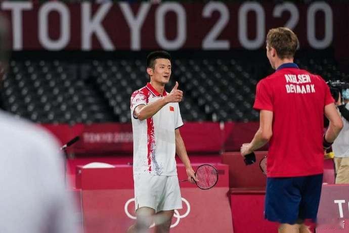 谌龙安赛龙相约江湖再见安赛龙说谌龙是榜样 昨日宣布退役，今日社媒再晒出两人同场竞