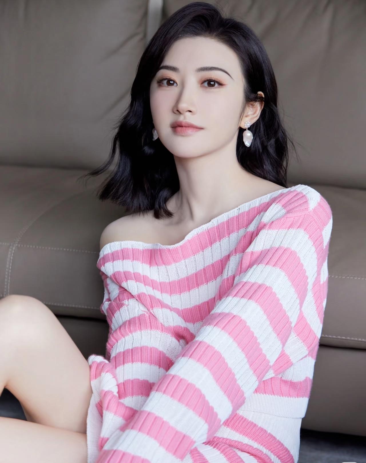 说真的，
景甜还挺可怜的，
倒不是因为她被男友孙宇晨起诉，而是她长这么漂亮，资源
