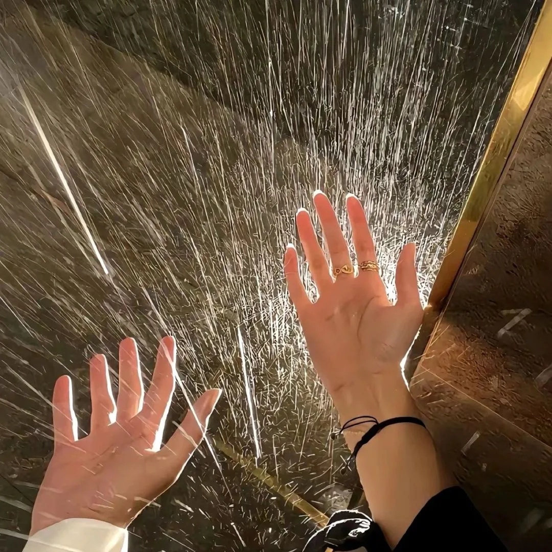 山赶着山，山山漫漫结成关；人赶着人，潦潦草草都走散。 