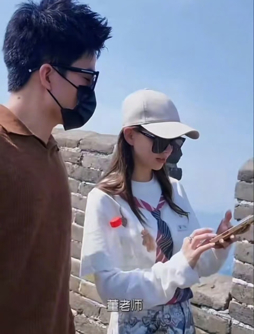 董宇辉陪同昆凌与孩子们游览长城，全程化身专属导游讲解古迹，还晒出鸟巢演唱会后台和