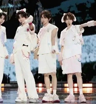 果然男明星有自己的增高方法，这个鞋跟好高 ​​​