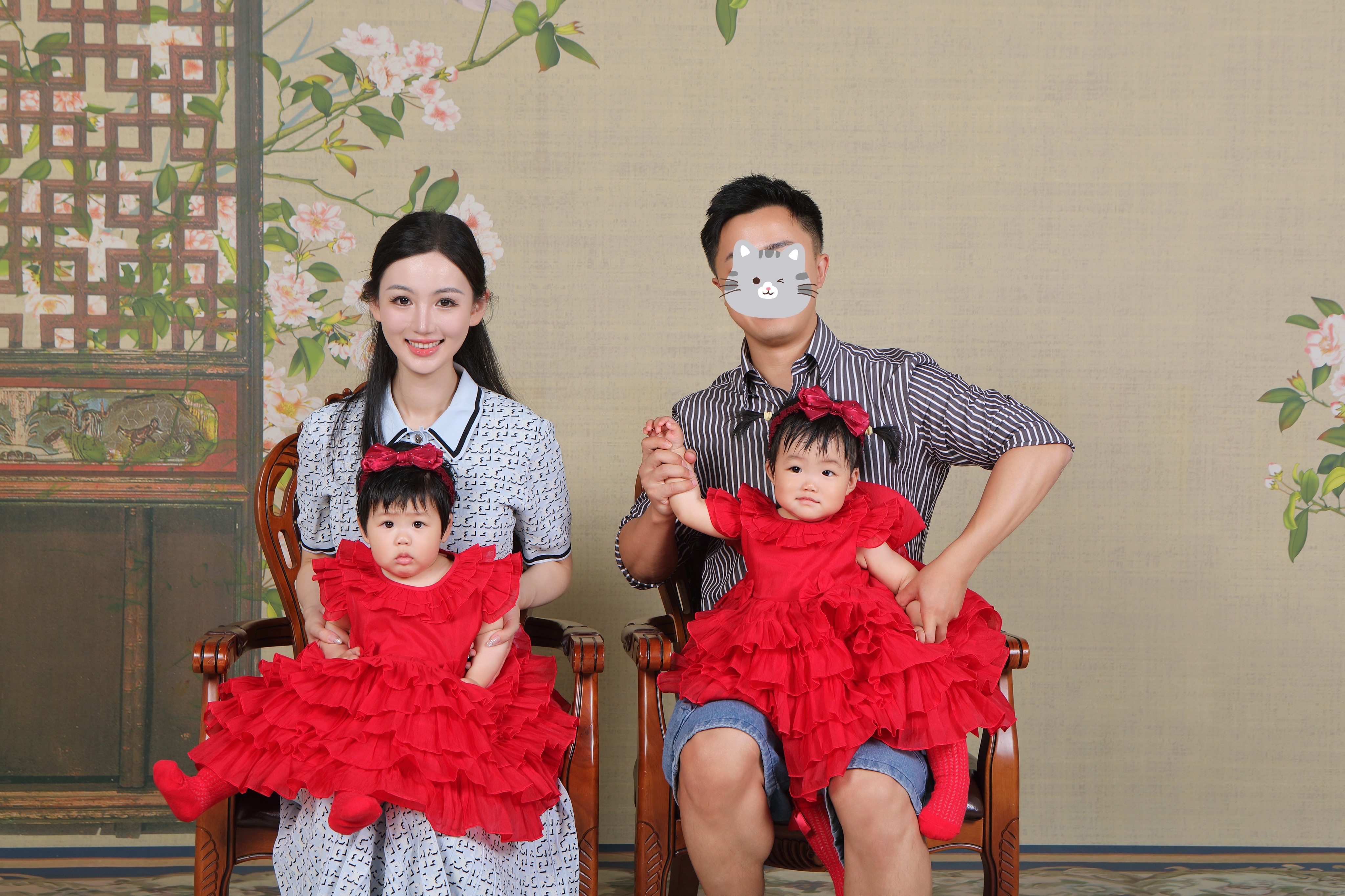 我妈下午去照相馆选周岁的照片然后还选了一张我们全家福我：我的这俩小孩咋这么黑我妈
