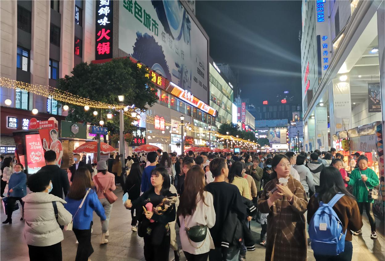 今天去逛了趟成都春熙路，真的是被吓到了。
人山人海，摩肩接踵。
很多人跟我一样惊